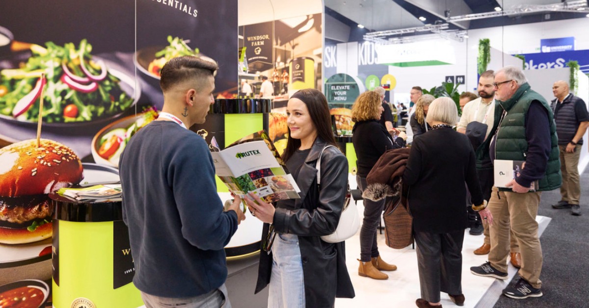 Crowd gathers at Restaurant & Foodservice Show.